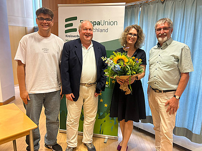 V. l. n. r.: Cenk Yilmaz (Vorsitzender der JEF, qua Amtes Vorstandsmitglied des EUD-KV), Cord W. Kiel (Vorsitzender des KV, Stadtsprecher Hameln), Prof. Dr. Andrea Wechsler (Präsidentin der EUD Deutschland, am 13. Juli zu Gast in Bad Pyrmont) und Dr. Martin Holme (Vorsitzender des KV, Stadtsprecher Bad Pyrmont) vor einem Roll-Up der EUD.